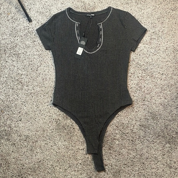 NWT Fashion Nova Keaton Short Sleeve Bodysuit Charcoal Color Size 1X - Picture 1 of 6
